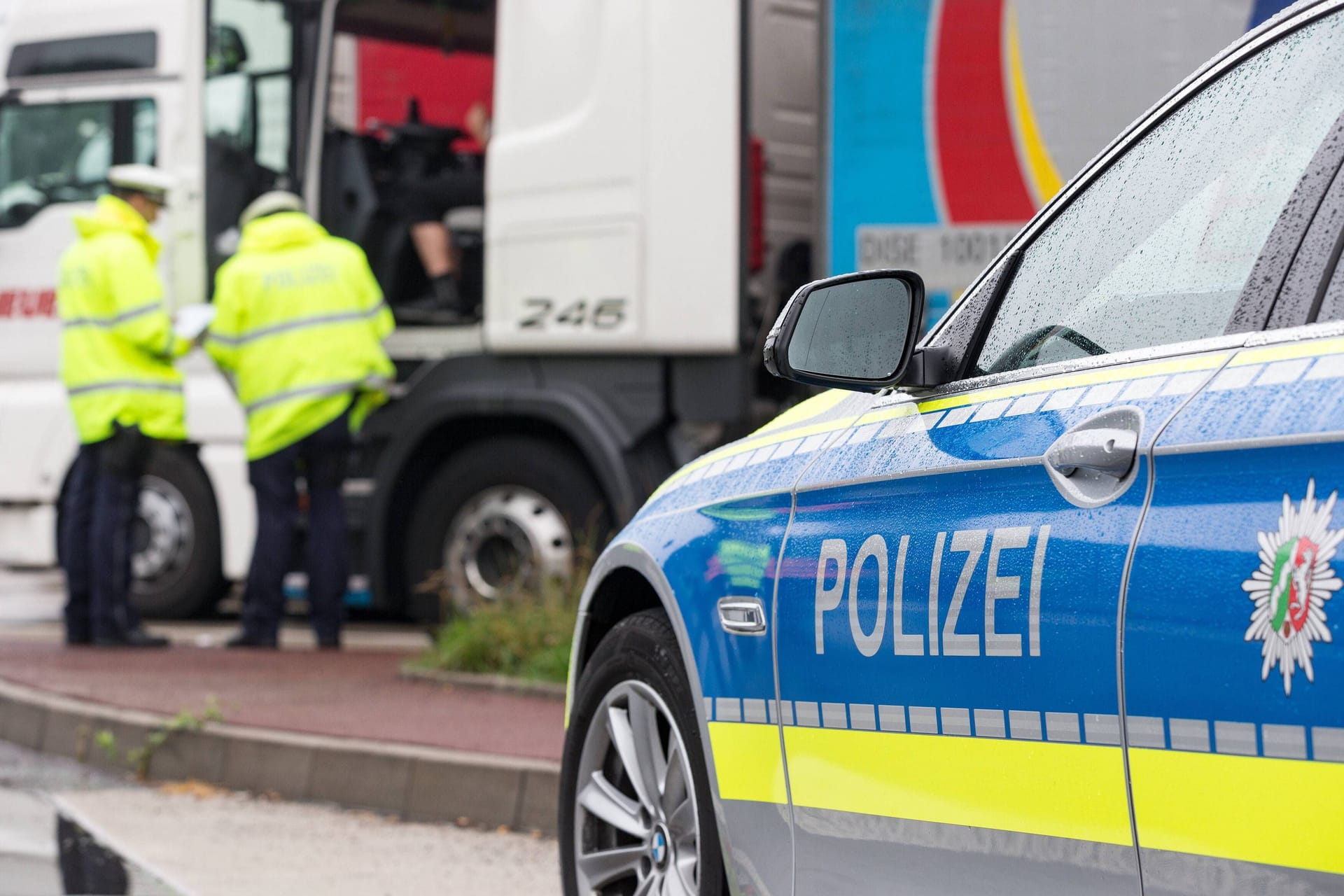 Polizisten kontrollieren einen Lkw (Symbolbild): Auf der A1 sind am Freitag zwei Sattelzüge zusammengestoßen.