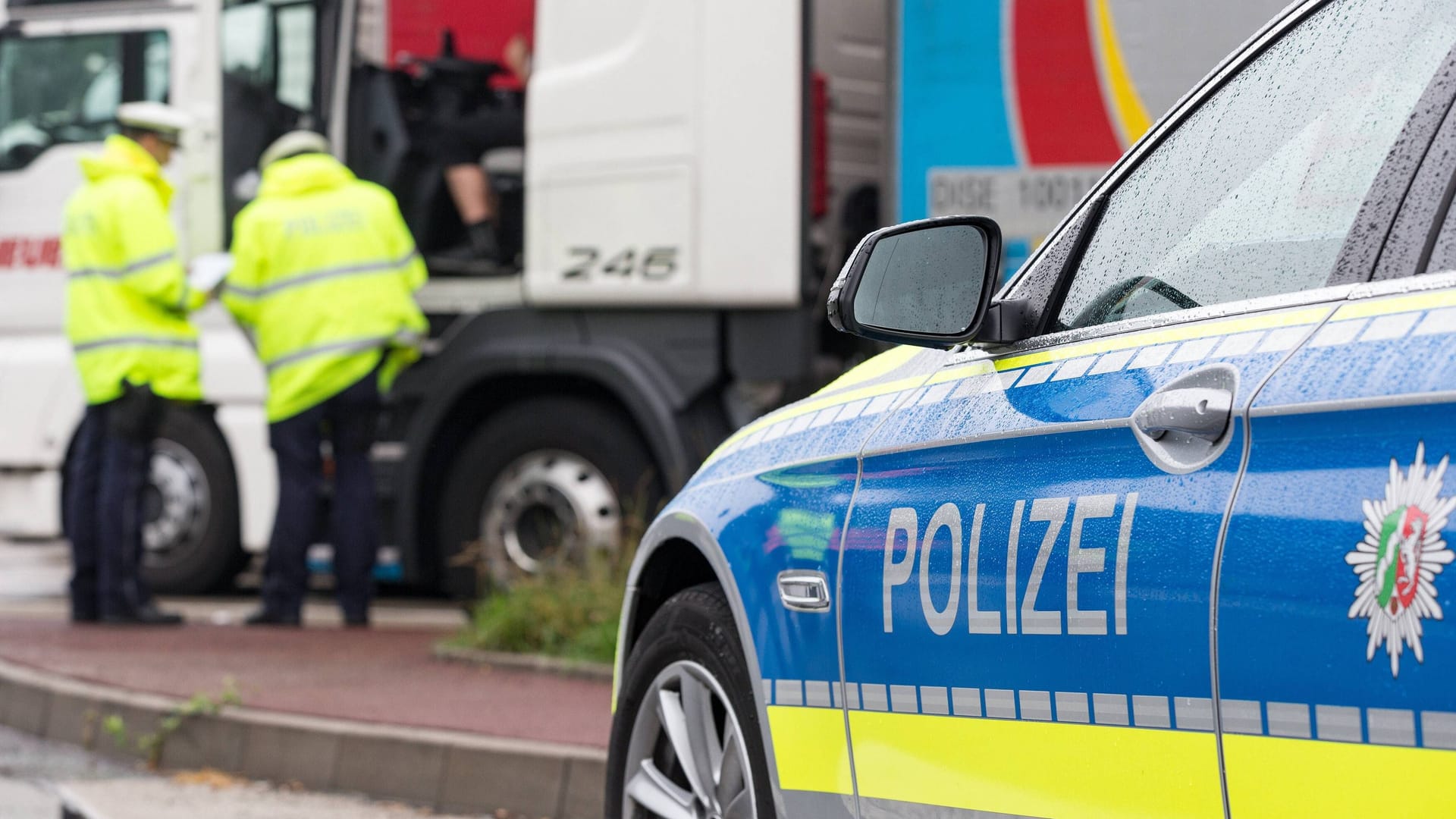 Polizisten kontrollieren einen Lkw (Symbolbild): Auf der A1 sind am Freitag zwei Sattelzüge zusammengestoßen.