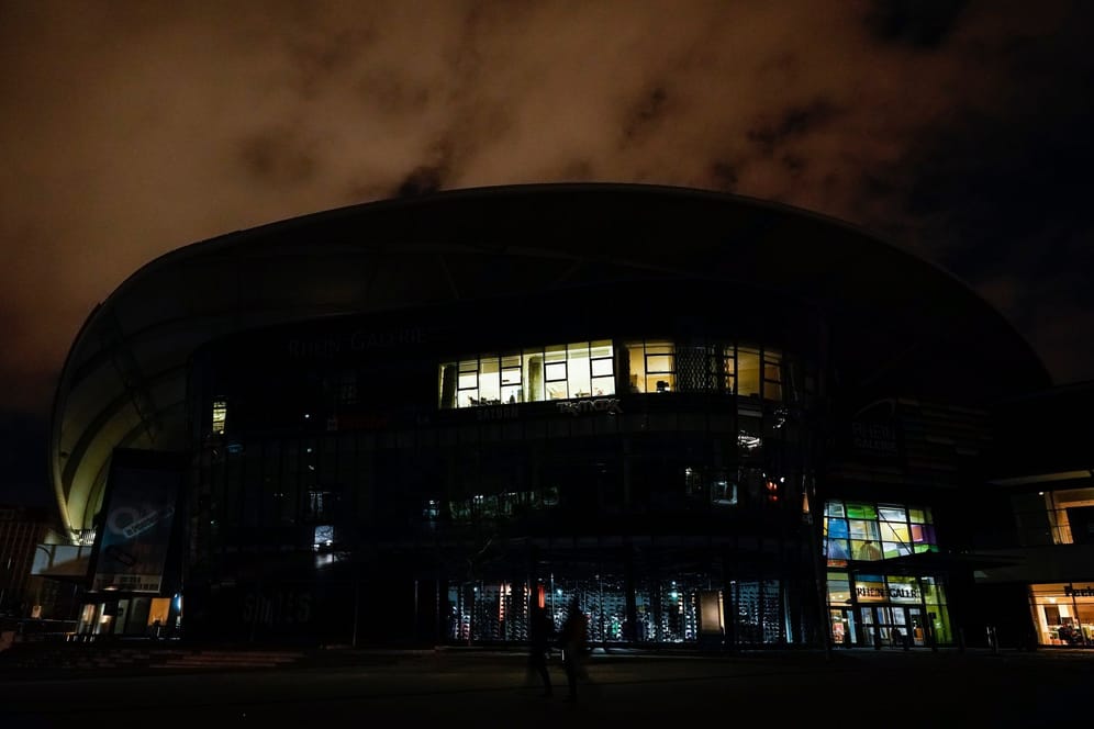 Nur wenig Licht leuchtet am Einkaufszentrum Rhein-Galerie. In Ludwigshafen ist es am Freitag zu einem Stromausfall gekommen.