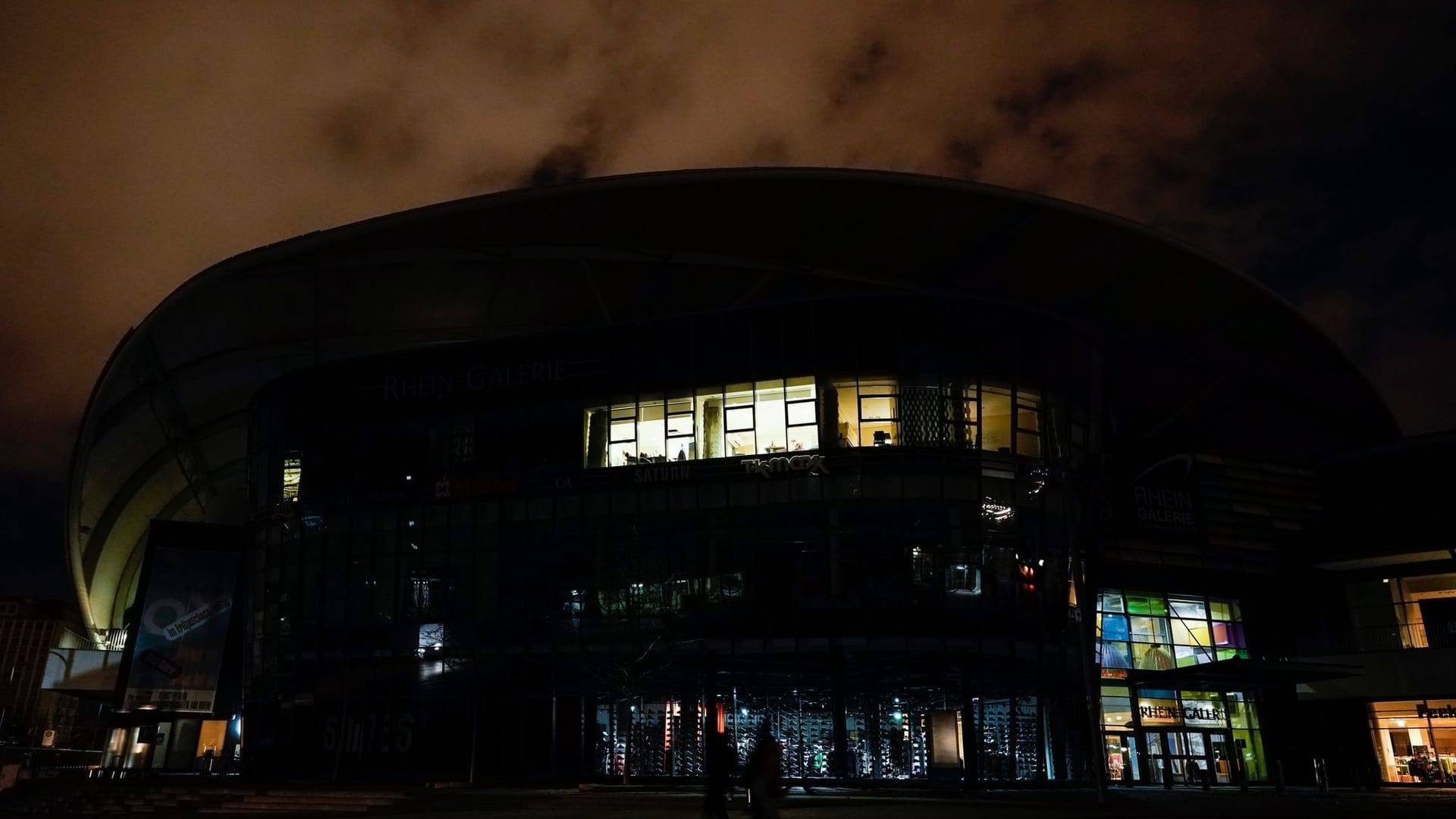 Nur wenig Licht leuchtet am Einkaufszentrum Rhein-Galerie. In Ludwigshafen ist es am Freitag zu einem Stromausfall gekommen.