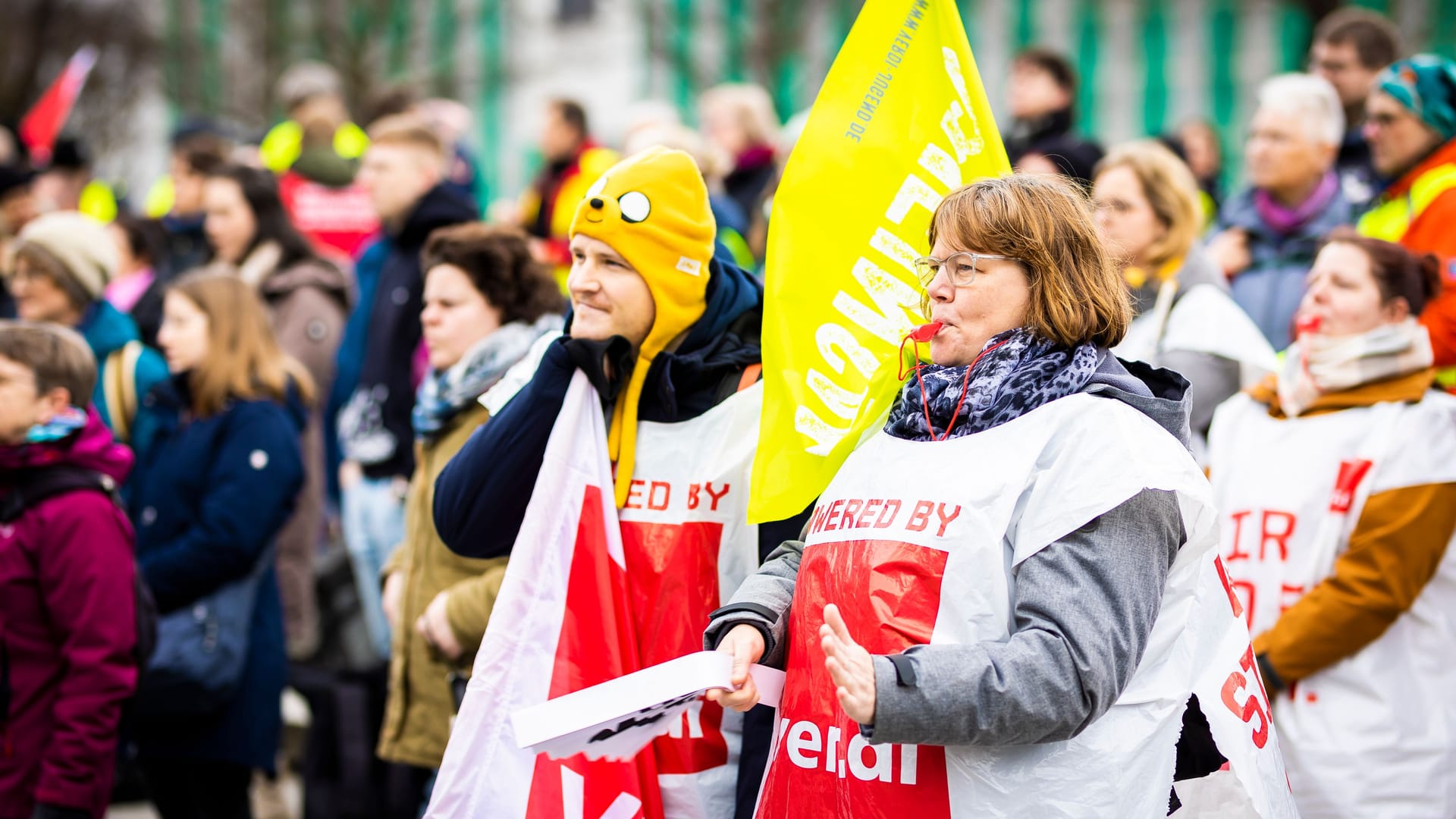 Demonstranten nehmen an einer Kundgebung vor dem Neuen Rathaus teil (Archivbild): Die Warnstreiks im öffentlichen Dienst ziehen derzeit Einschränkungen in vielen Bereichen nach sich.