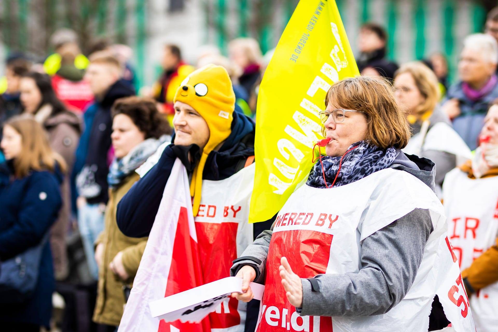 Demonstranten nehmen an einer Kundgebung vor dem Neuen Rathaus teil (Archivbild): Die Warnstreiks im öffentlichen Dienst ziehen derzeit Einschränkungen in vielen Bereichen nach sich.