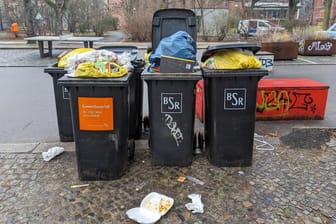 Überfüllte Mülleimer: Die Berliner Stadtreinigung legt auch am Freitag die Arbeit nieder.