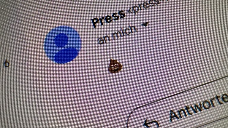 Das "Poop"-Emoji im Postfach: Twitter beantwortet Presseanfragen jetzt automatisch immer so.