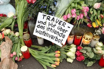 Blumen liegen vor dem Königsreichssaal der Zeugen Jehovas in Hamburg (Archivbild): Ein Amoktäter tötete sieben Menschen und sich selbst, neun Menschen wurden verletzt.