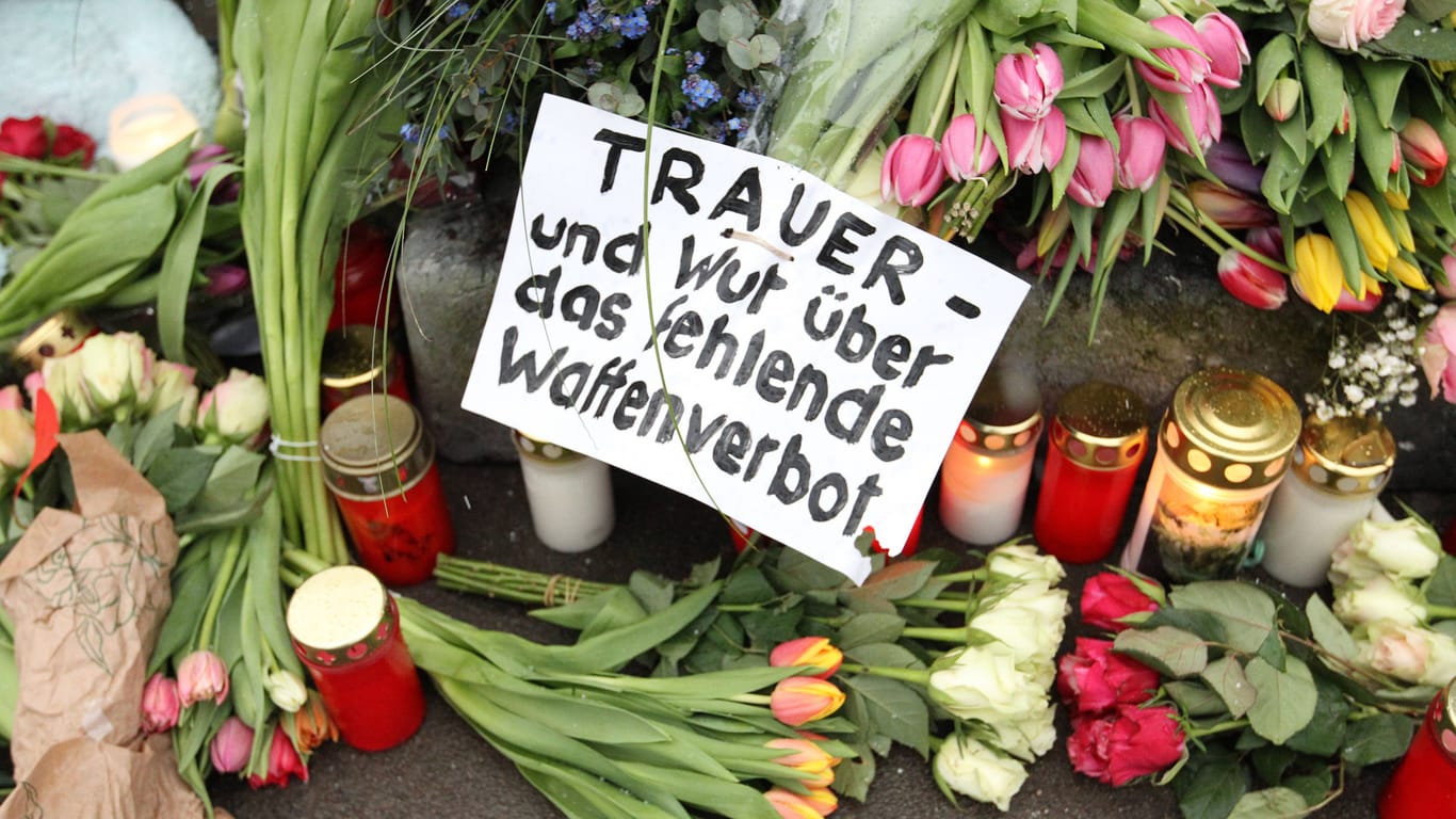 Blumen liegen vor dem Königsreichssaal der Zeugen Jehovas in Hamburg (Archivbild): Ein Amoktäter tötete sieben Menschen und sich selbst, neun Menschen wurden verletzt.