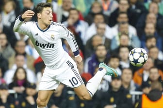 Mesut Özil: Der einstige Real-Star, der hier den Ball mit der Hacke spielt, beendete nun seine Karriere.