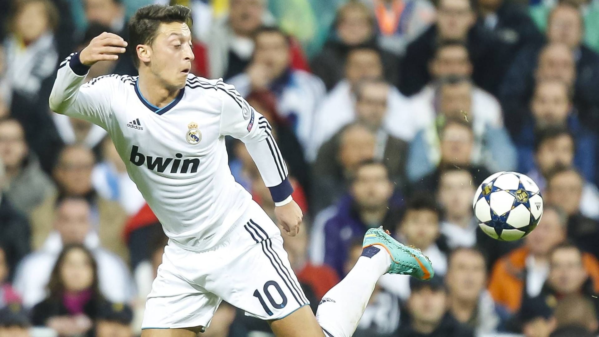 Mesut Özil: Der einstige Real-Star, der hier den Ball mit der Hacke spielt, beendete nun seine Karriere.