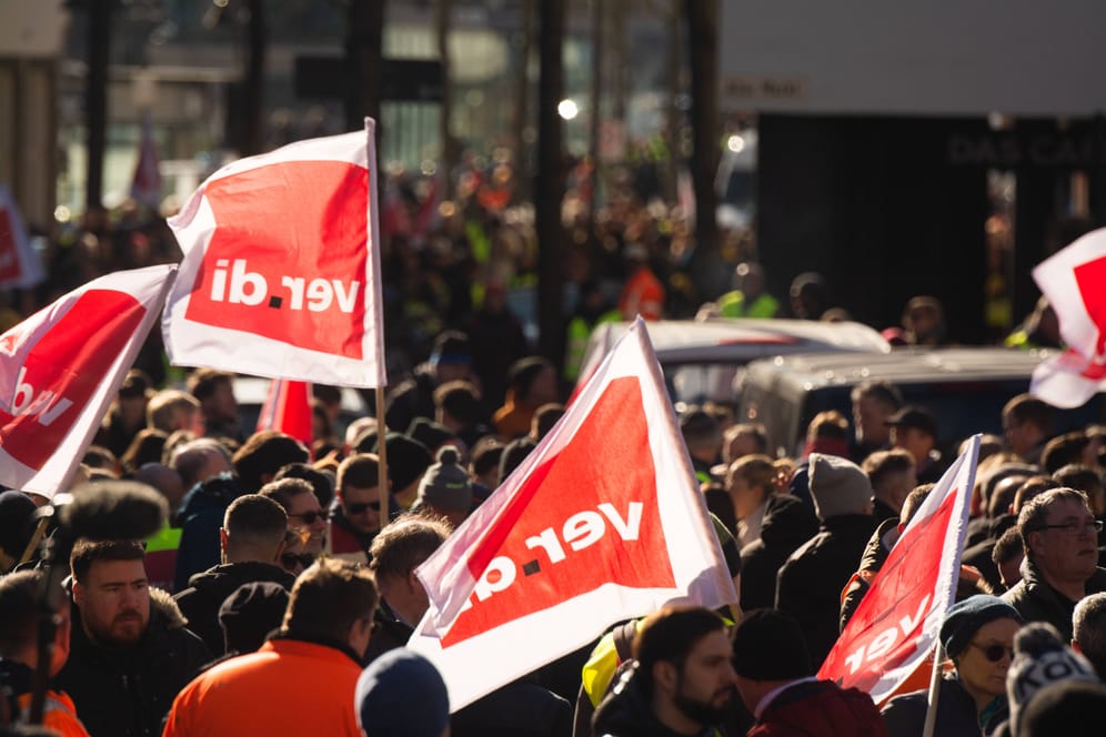 Demonstranten in Köln: Beschäftigte im öffentlichen Dienst legen in den kommenden Tagen wieder vermehrt ihre Arbeit nieder.