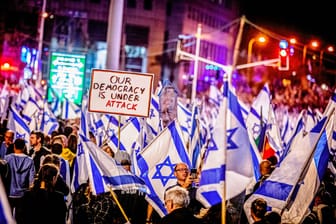 Proteste in Tel Aviv: Auf einem Plakat der Demonstrierenden steht "Unsere Demokratie wird attackiert".