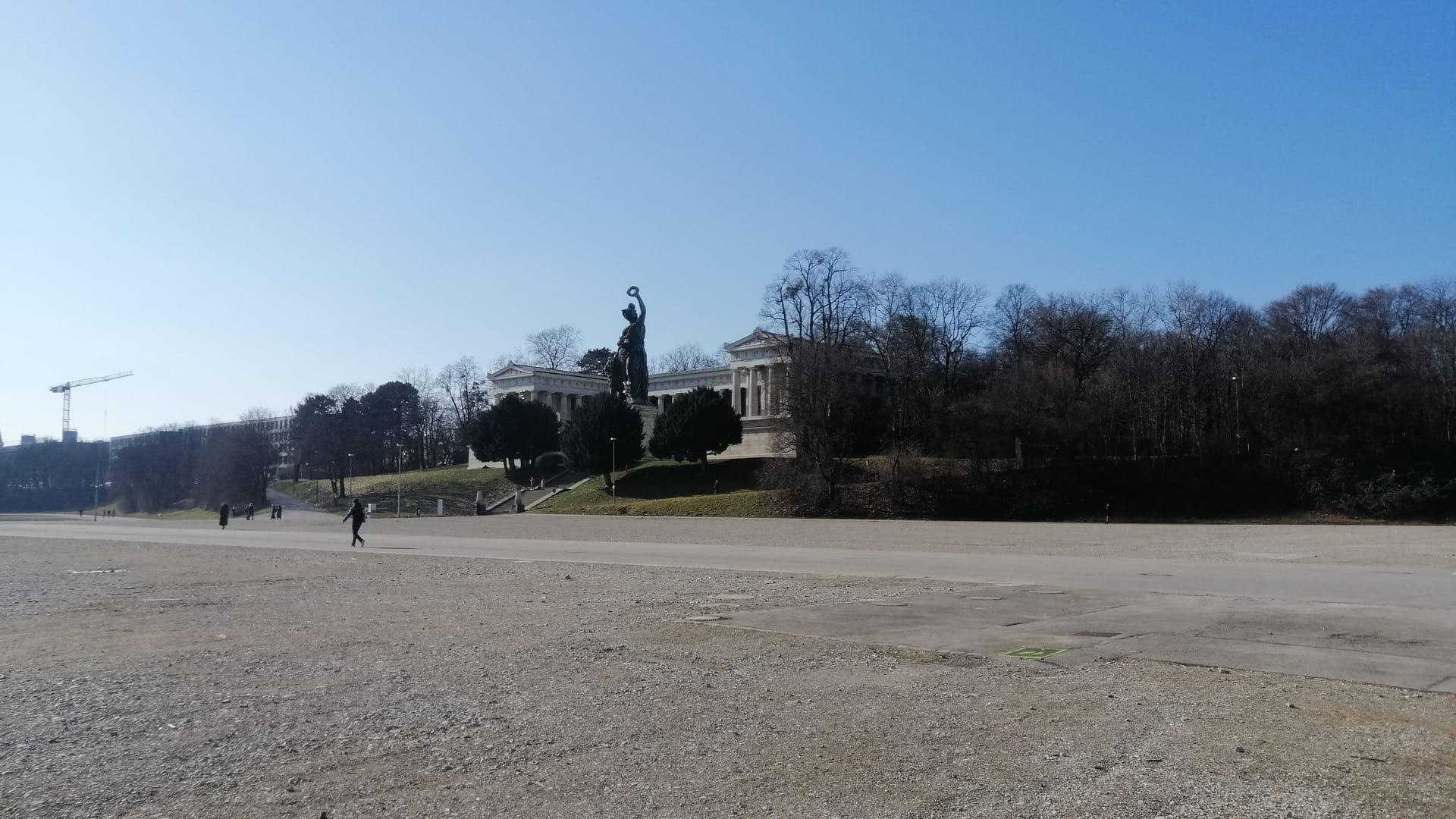 Blick über die leere Theresienwiese zur Bavaria-Statue im Winter: Zu Beginn des Jahres ist die weite Fläche einfach frei und öde.