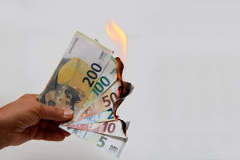 Brennende Euroscheine (Symbolbild): Der Vorschlag könnte Berlin teuer zu stehen kommen.