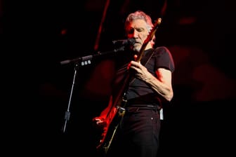 Pink-Floyd-Gründer Roger Waters bei einem Konzert in Toronto (Archivbild): Auch in München soll er auftreten – aber die Stadt wehrt sich dagegen.