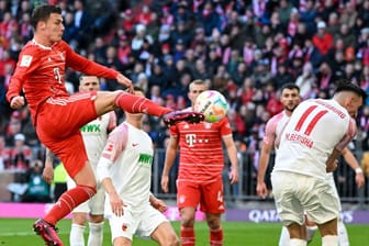 Durchgesetzt: Bayerns Pavard (li.) trifft gegen den FC Augsburg.
