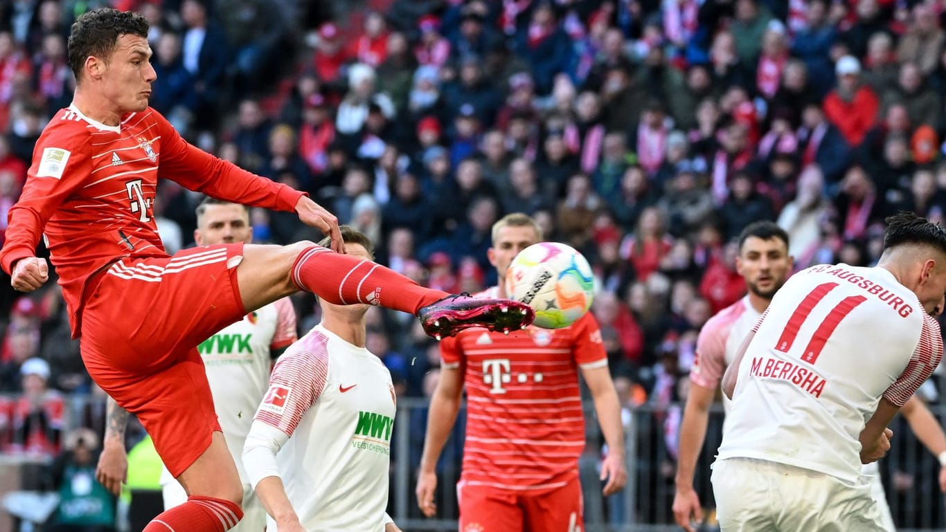 Durchgesetzt: Bayerns Pavard (li.) trifft gegen den FC Augsburg.