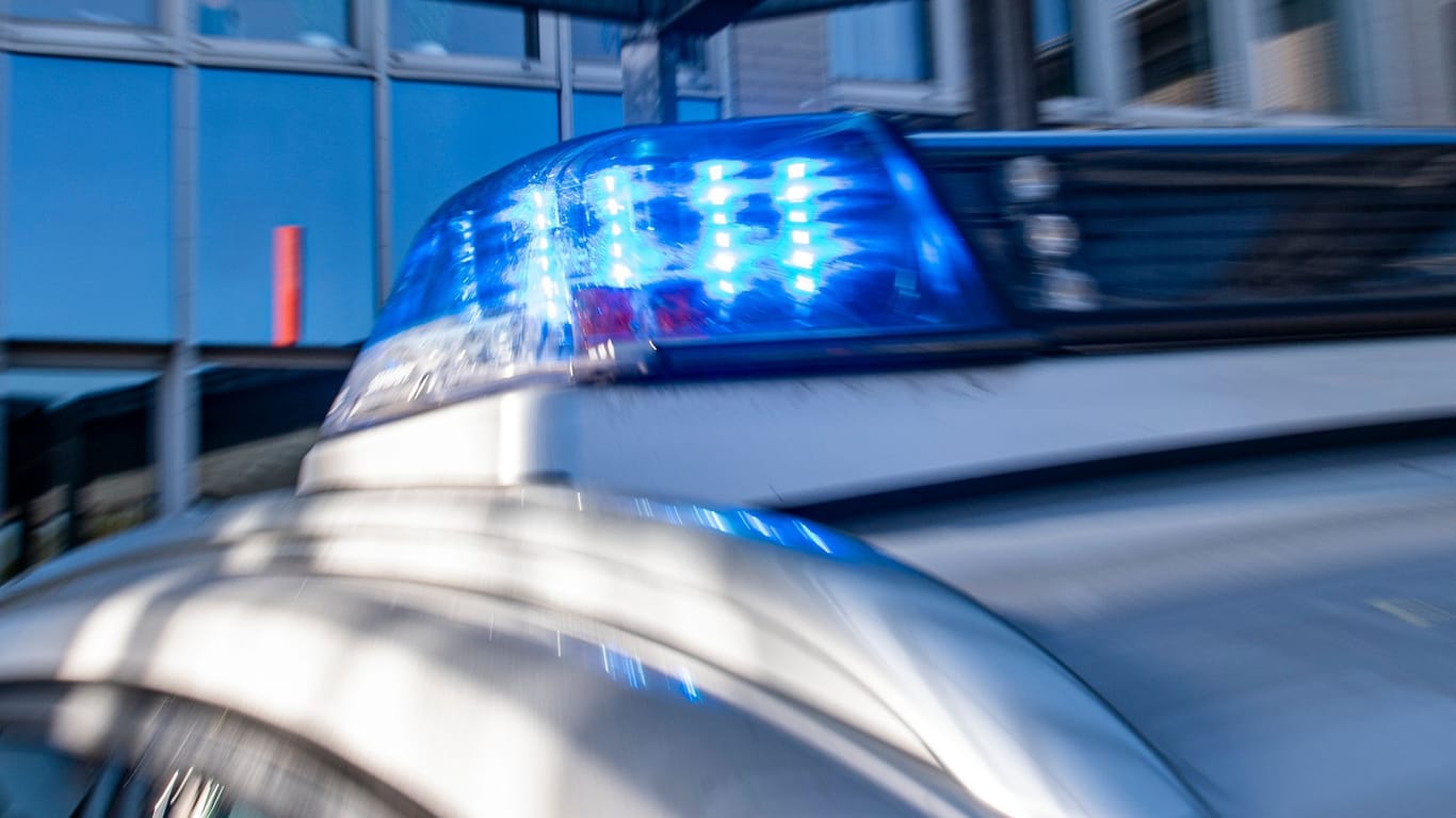 Ein Blaulicht leuchtet auf dem Dach eines Polizeiwagens (Symbolbild): Den Beamten war schnell klar, was los ist.