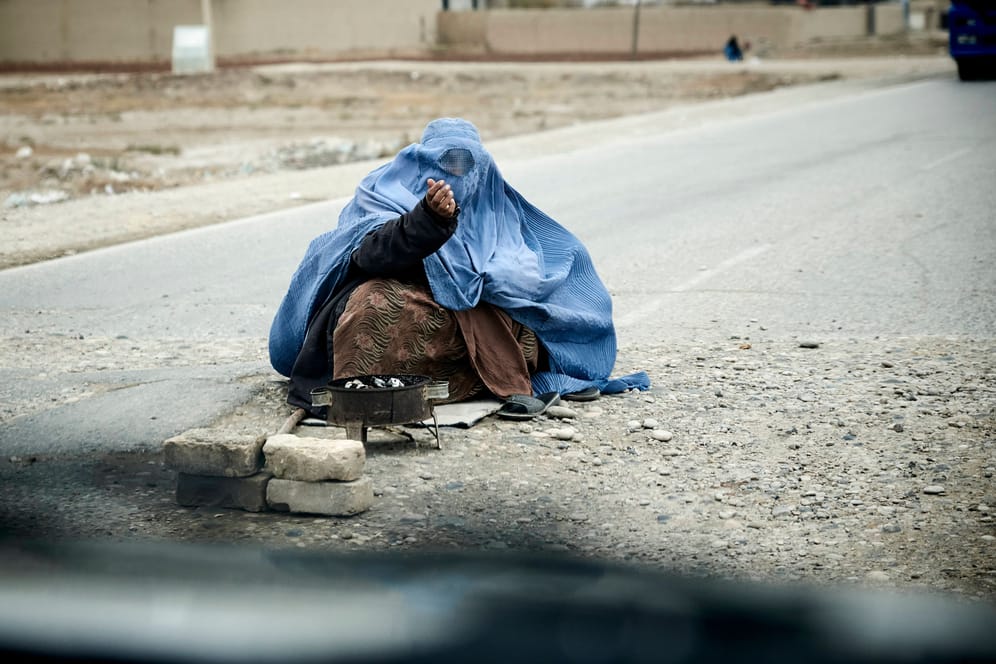 Eine Frau in Afghanistan (Archivbild): Seit der Machtübernahme der Taliban werden Frauen und Mädchen extrem unterdrückt.