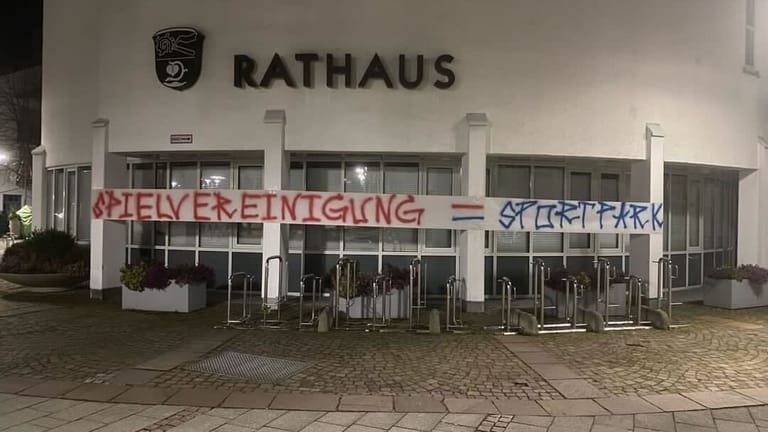 Banner am Rathaus von Unterhaching.
