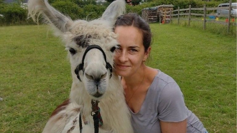 Lama Leonardo und Therapeutin Kira Berendonk: Die Lamatherapie Köln hilft Menschen seit zehn Jahren.