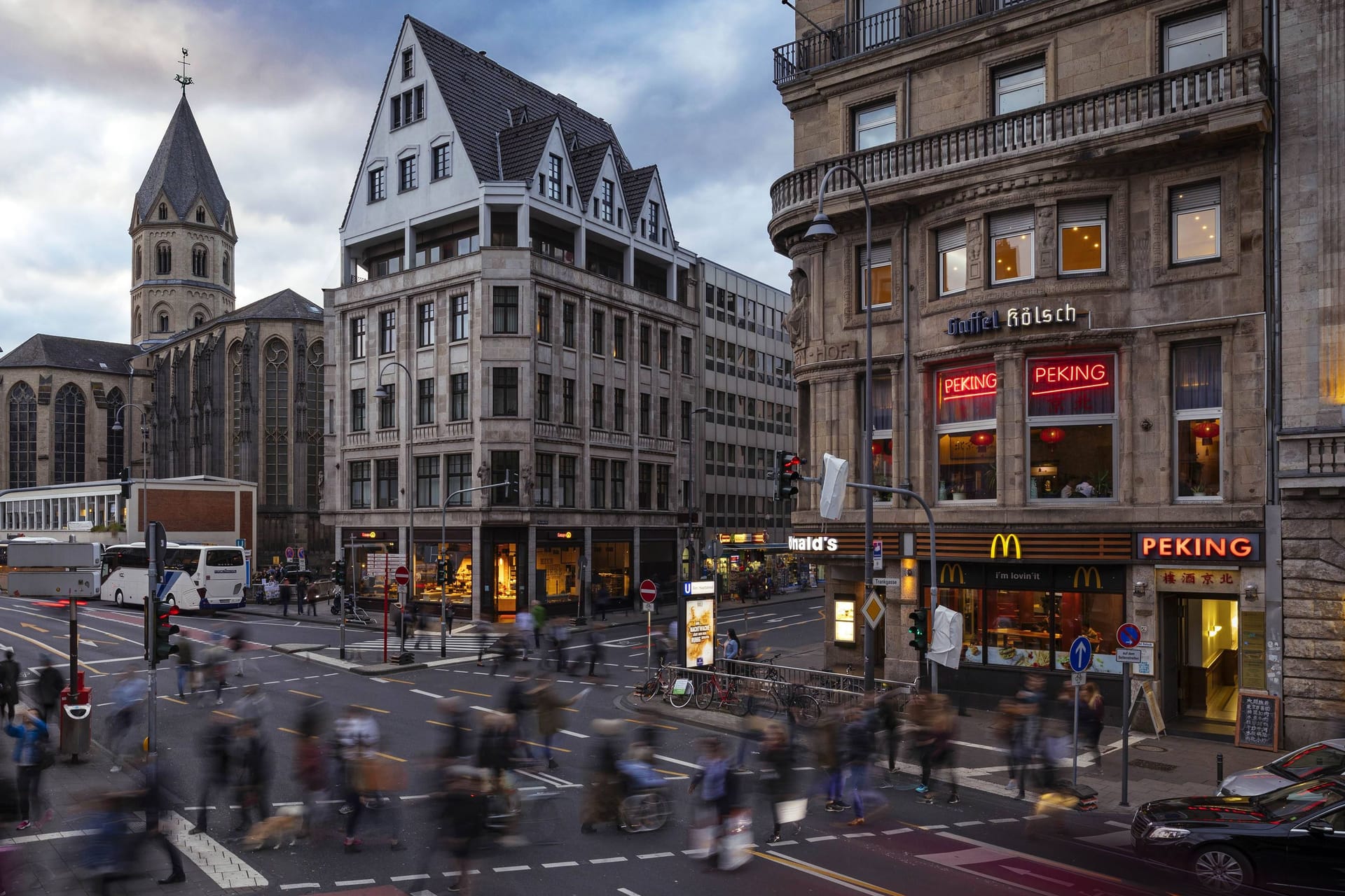 Fußgänger an einer Kreuzung in Köln: Die Pro-Kopf-Verschuldung in Deutschland betrug Ende 2022 28.155 Euro.