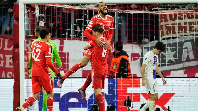 Blick Richtung Viertelfinale: Bayerns Choupo-Moting (M.) feiert seinen Treffer gegen PSG.