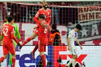 Blick Richtung Viertelfinale: Bayerns Choupo-Moting (M.) feiert seinen Treffer gegen PSG.