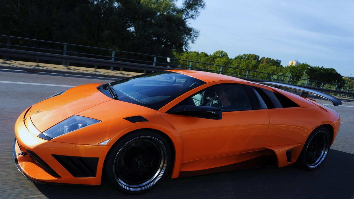 Ein Lamborghini auf der Autobahn (Symbolbild): Ein 61-Jähriger war mit dem Flitzer 99 km/h zu schnell unterwegs.