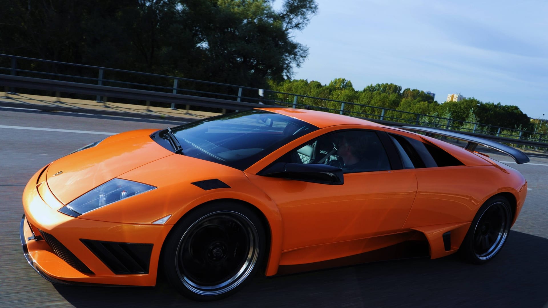 Ein Lamborghini auf der Autobahn (Symbolbild): Ein 61-Jähriger war mit dem Flitzer 99 km/h zu schnell unterwegs. Ein Lamborghini auf der Autobahn (Symbolbild): Ein 61-Jähriger war mit dem Flitzer 99 km/h zu schnell unterwegs.