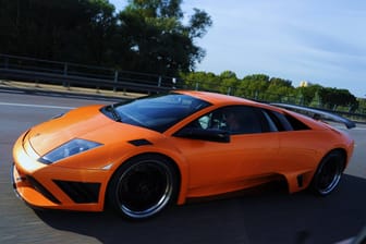 Ein Lamborghini auf der Autobahn (Symbolbild): Ein 61-Jähriger war mit dem Flitzer 99 km/h zu schnell unterwegs.