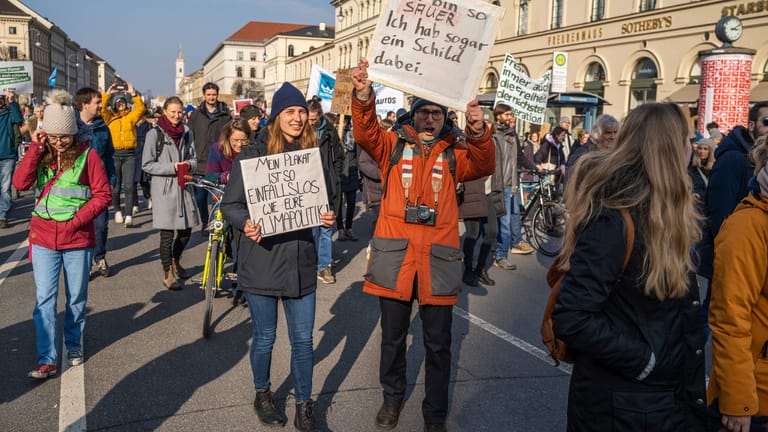 Vergangene Woche streikte die Gewerkschaft Verdi mit Klimaaktivisten (Archivbild): Am Mittwoch sind die Kitas dicht.