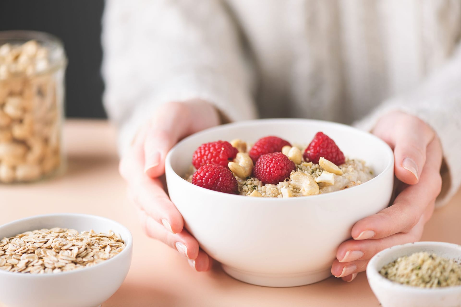 Frau hält eine Schale mit Müsli in den Händen.