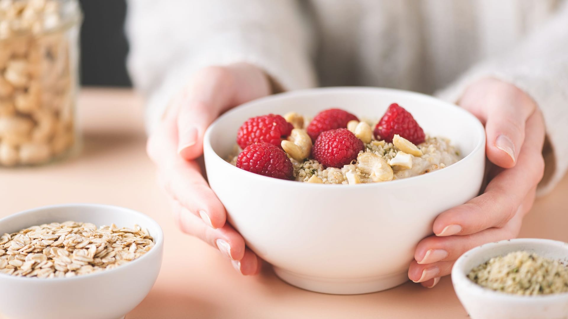 Frau hält eine Schale mit Müsli in den Händen.