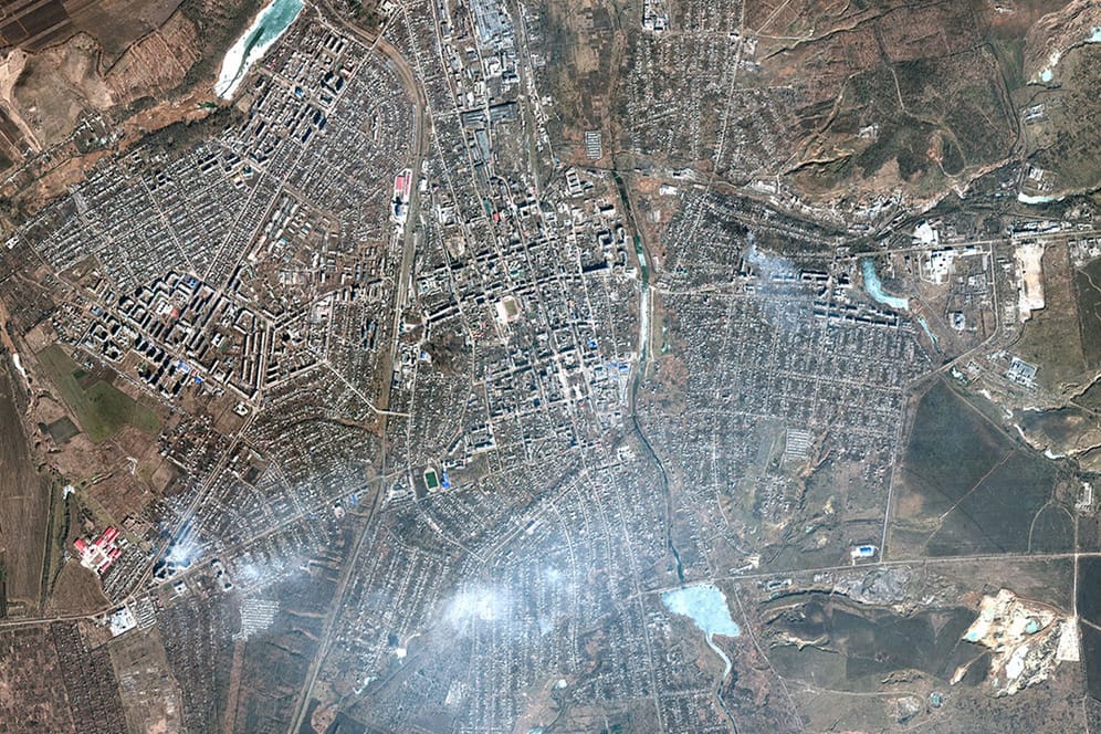 Schockierende Aufnahmen: Satellitenbilder und Drohnenvideos zeigen, wie wenig von Bachmut nach den wochenlangen Kämpfen noch übrig ist.
