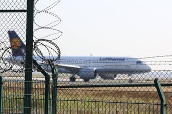 Ein Flugzeug der Fluggesellschaft Lufthansa startet hinter einem Sicherheitszaun mit Stacheldraht (Symbolfoto): Einer jungen Frau aus Hannover droht die Abschiebung.