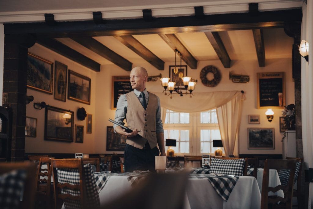 Stefan Flügge, seit vier Jahren Chef des Gasthauses Trompeter in Dresden-Bühlau, freut sich, den Wandel seines Restaurants in der TV-Show 'Mein Lokal, dein Lokal' zu präsentieren