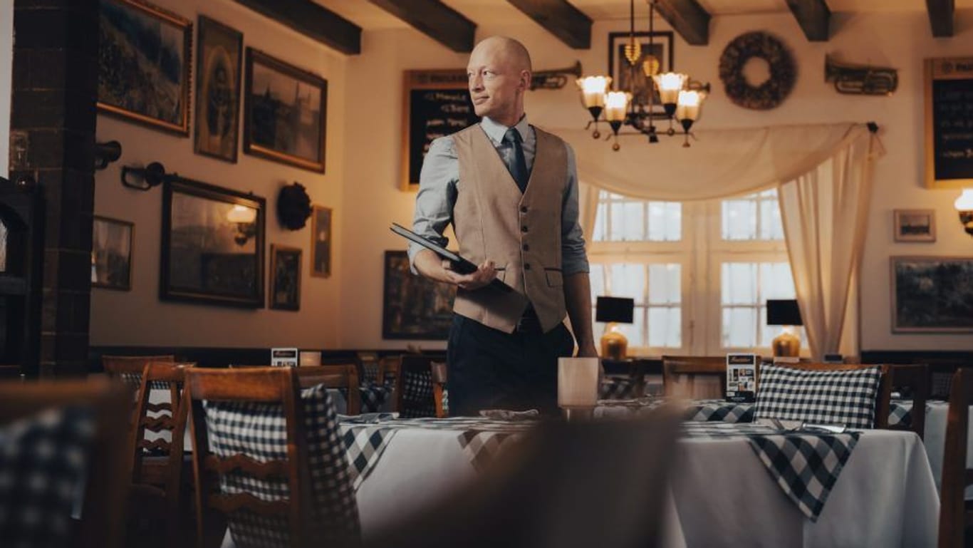 Stefan Flügge, seit vier Jahren Chef des Gasthauses Trompeter in Dresden-Bühlau, freut sich, den Wandel seines Restaurants in der TV-Show 'Mein Lokal, dein Lokal' zu präsentieren