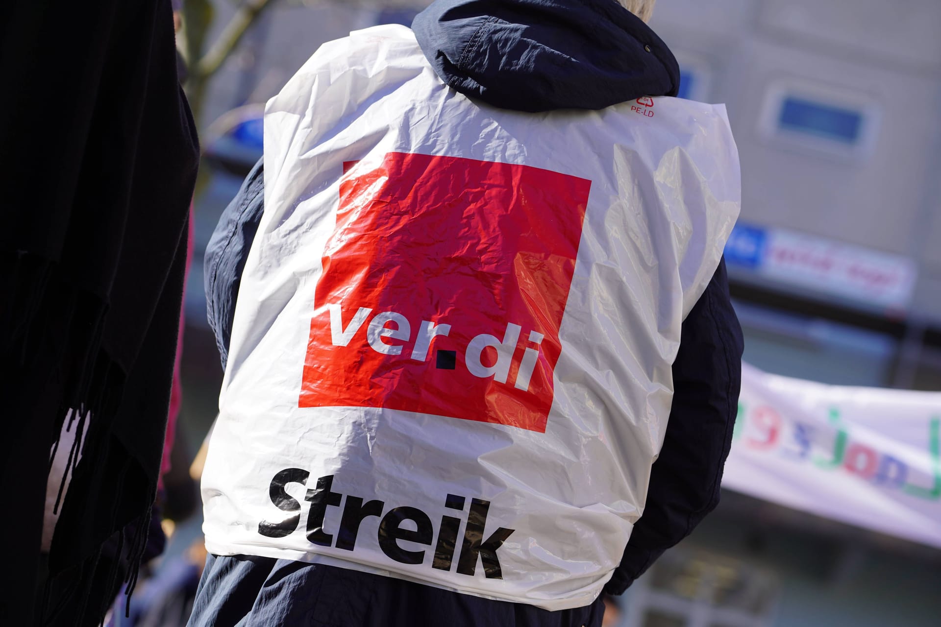 Eine Person trägt ein Oberteil mit der Aufschrift "Verdi Stteik" (Symbolbild): In Bremen wird am Mittwoch gestreikt.