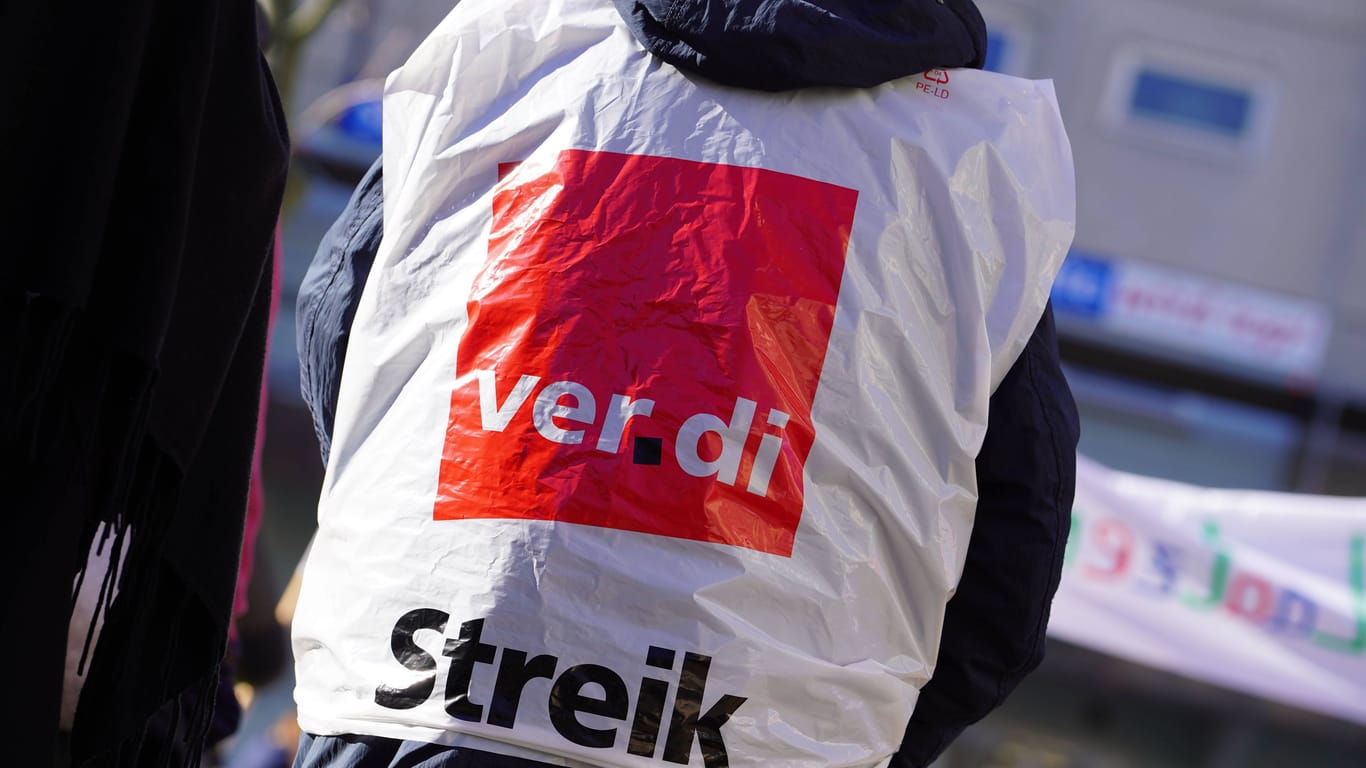 Eine Person trägt ein Oberteil mit der Aufschrift "Verdi Stteik" (Symbolbild): In Bremen wird am Mittwoch gestreikt.
