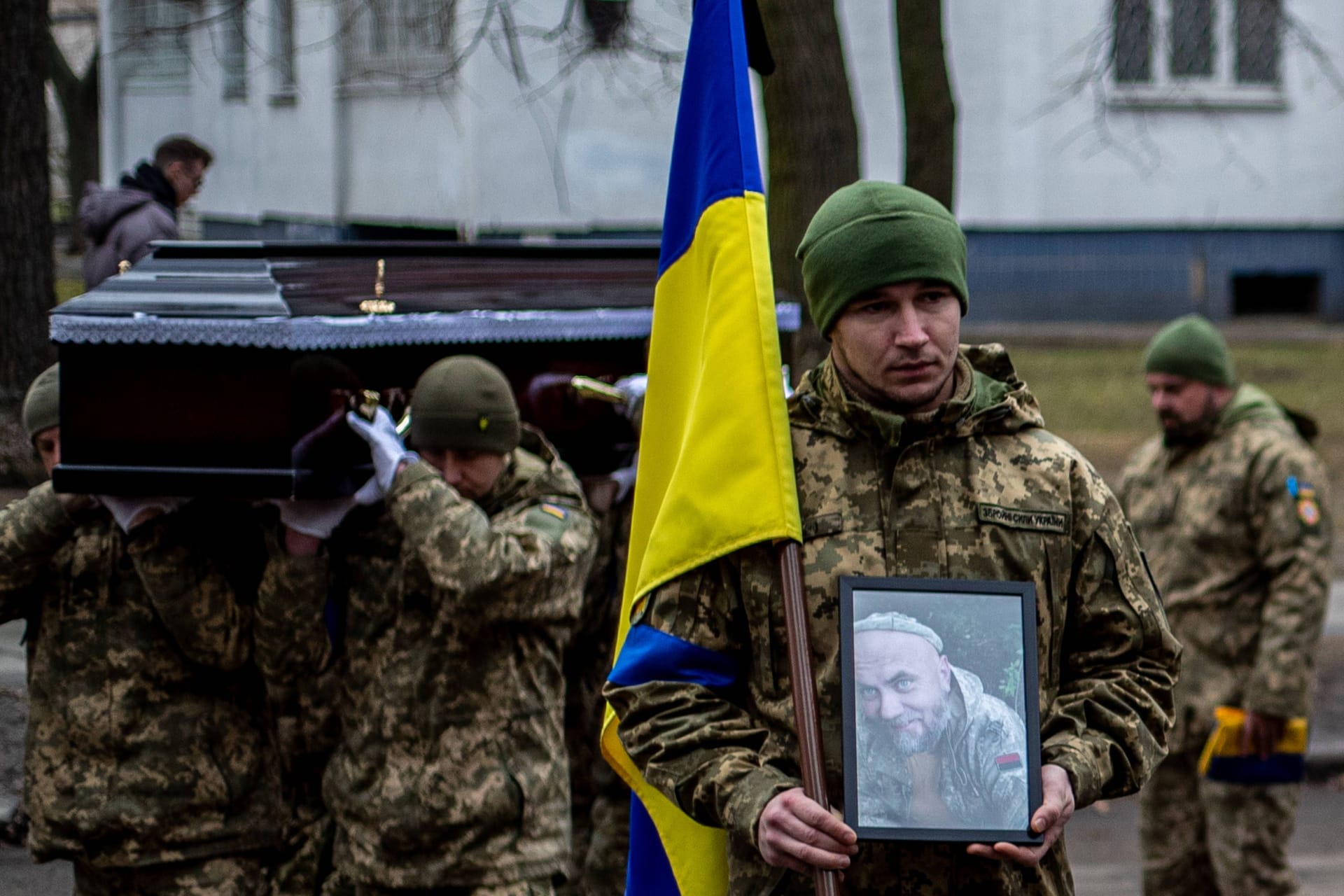 Trauerzeremonie für einen gefallenen ukrainischen Soldaten (Archivbild): Frieden ist in Russlands Krieg gegen die Ukraine nicht absehbar.