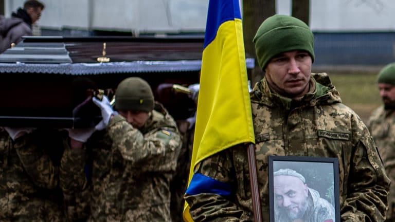 Trauerzeremonie für einen gefallenen ukrainischen Soldaten (Archivbild): Frieden ist in Russlands Krieg gegen die Ukraine nicht absehbar.