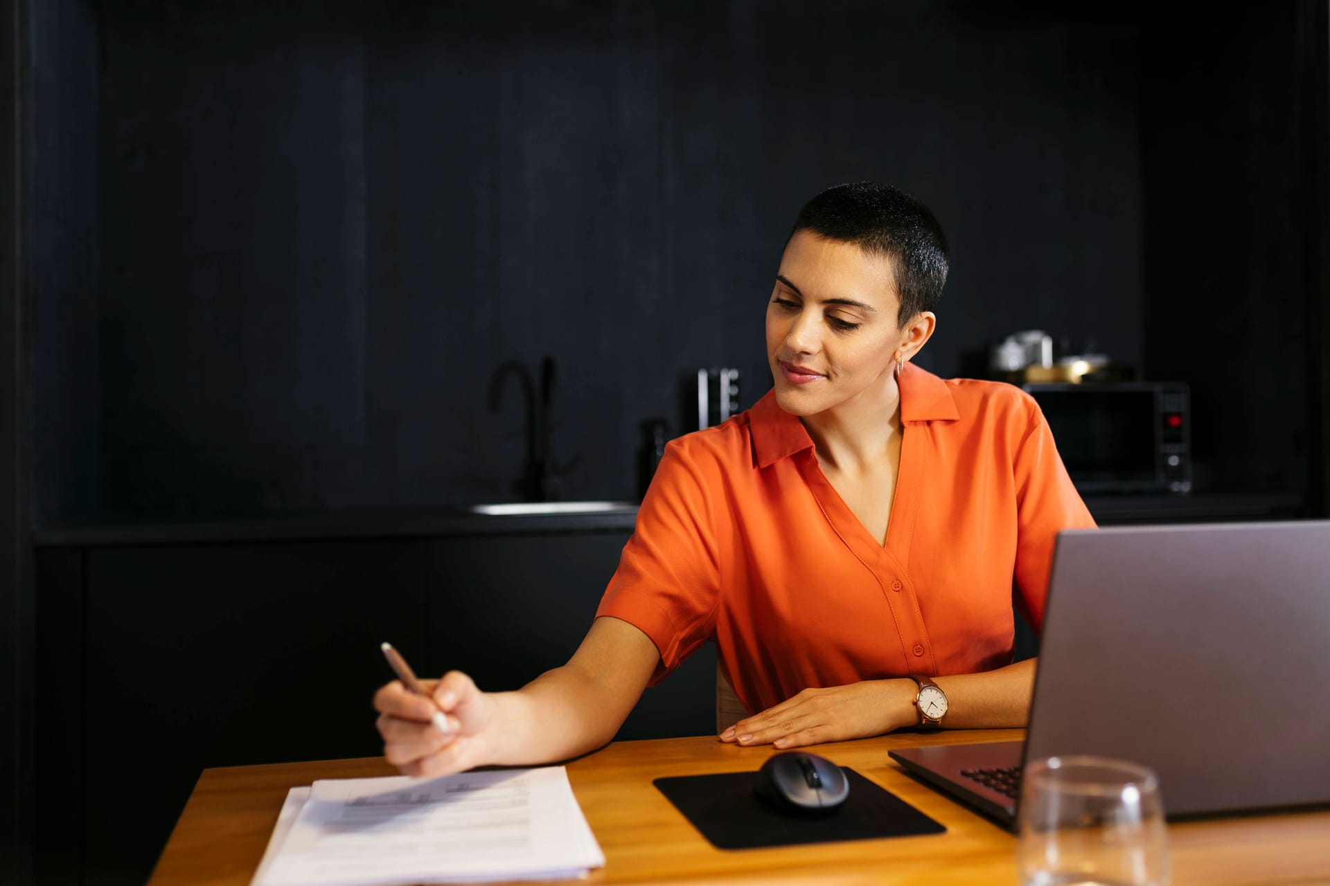 Frau mit Laptop (Symbolbild): Ein Vorteil von ETFs als Geldanlage sind die niedrigen laufenden Kosten.