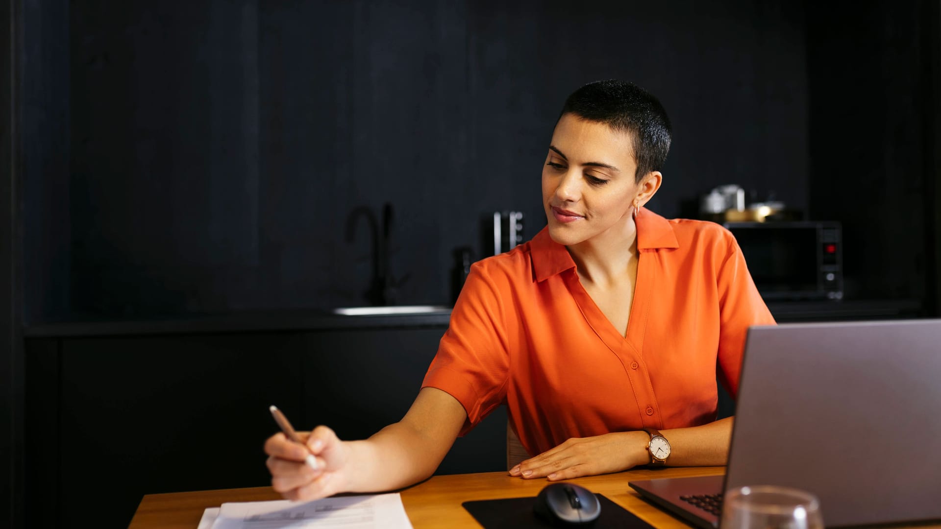 Frau mit Laptop (Symbolbild): Ein Vorteil von ETFs als Geldanlage sind die niedrigen laufenden Kosten.