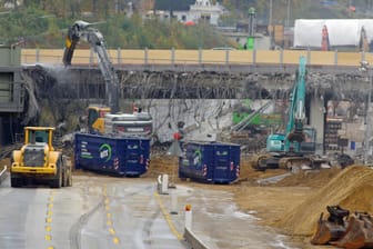 Brückenabriss an der A7 bei Hamburg (Archivbild): Ende März kommt es erneut zu schwerwiegenden Verkehrsbeeinträchtigungen.