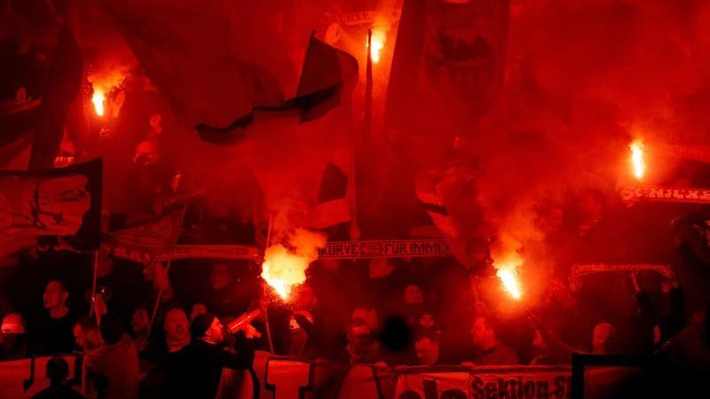 Danebenbenommen: Bayern-Fans zünden Pyrotechnik im Spiel bei PSG.