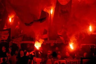 Danebenbenommen: Bayern-Fans zünden Pyrotechnik im Spiel bei PSG.