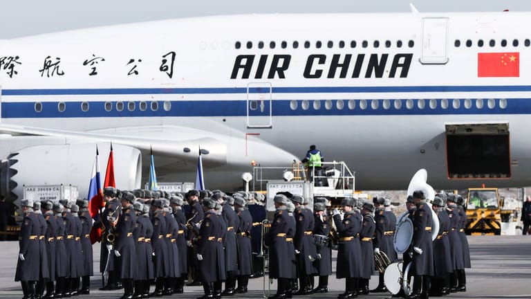 Ein Militärorchester hält sich am Moskauer Flughafen bereit für die Ankunft von Xi Jinping.