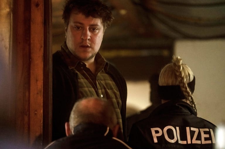 "Ronny": Die Polizei fährt bei Matthias (Thomas Schubert) vor.