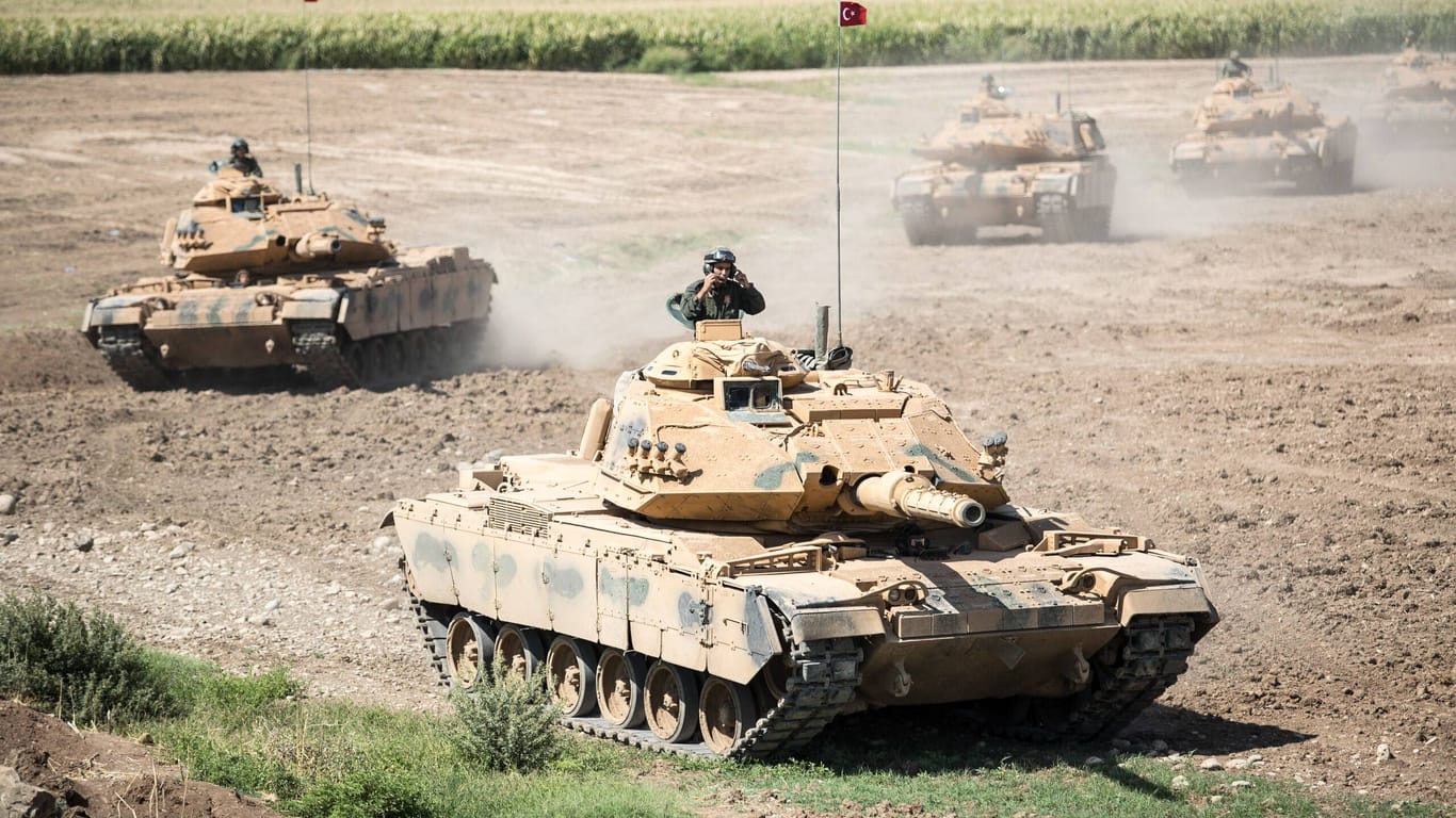 Türkische Panzer in der Nähe der türkisch-irakischen Grenze: Die Türkei hat mittlerweile Militärstützpunkte auf dem Territorium des Irak.