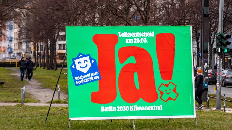Plakat zum Volksentscheid Berlin 2030 Klimaneutral: Die Initiatoren gehen in die Endphase.