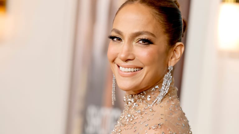 Jennifer Lopez: Die 53-Jährige verrät ihr Schönheitsgeheimnis.
